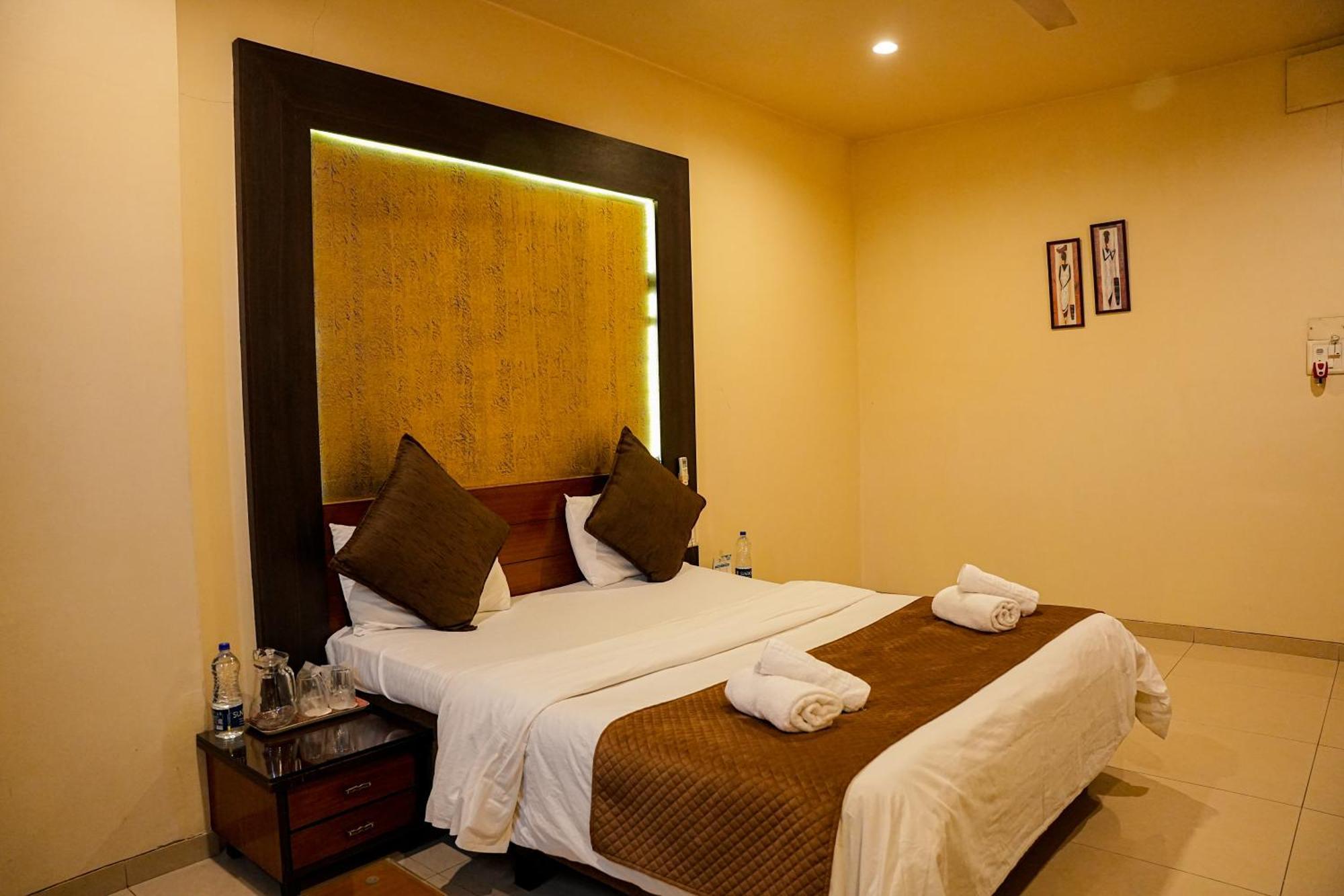 Hotel Viva Inn Yerandwane Экстерьер фото