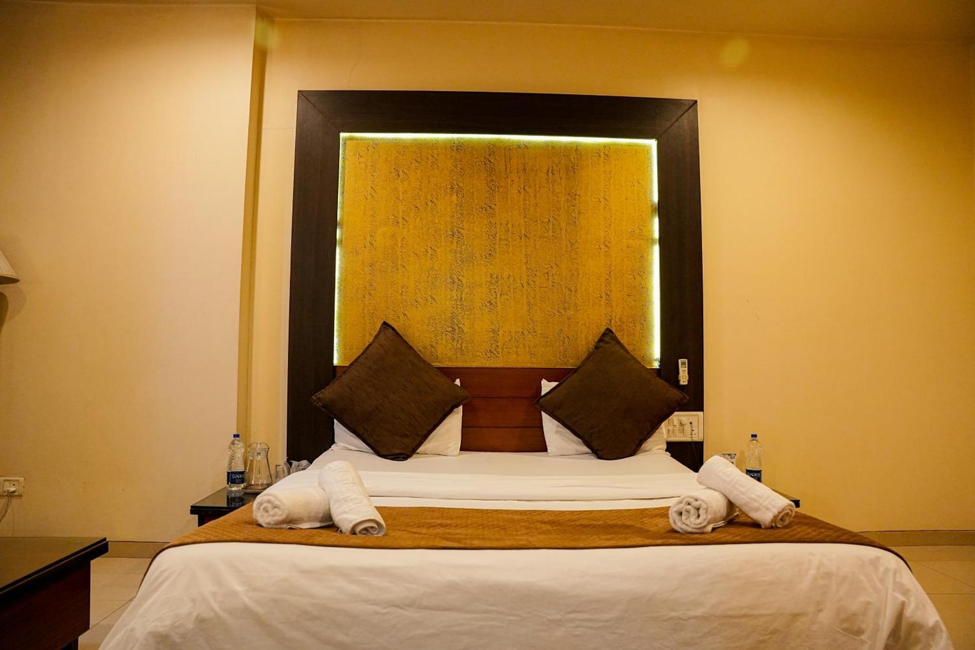 Hotel Viva Inn Yerandwane Экстерьер фото