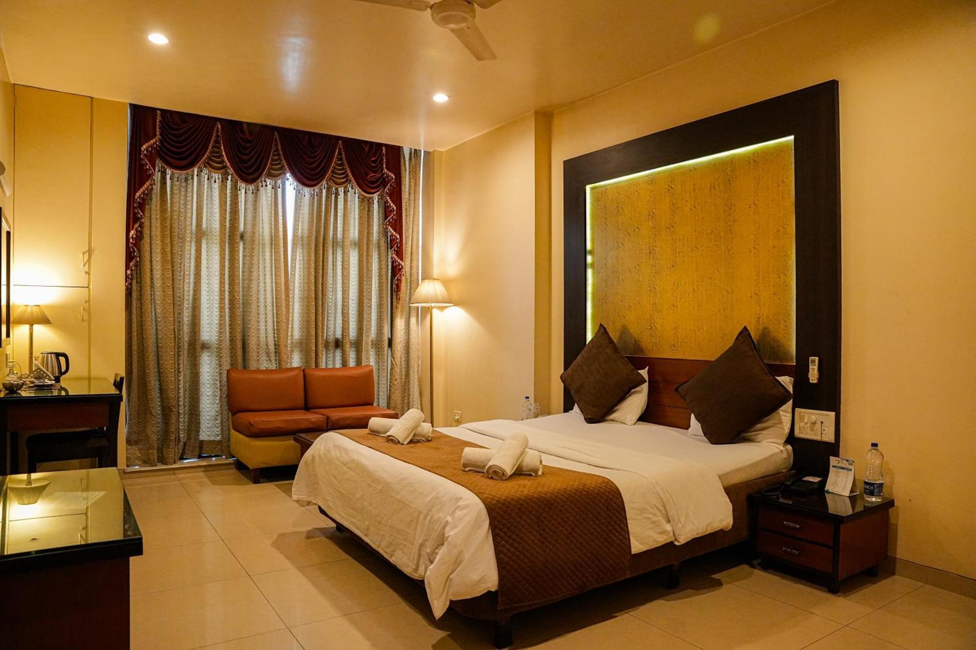 Hotel Viva Inn Yerandwane Экстерьер фото