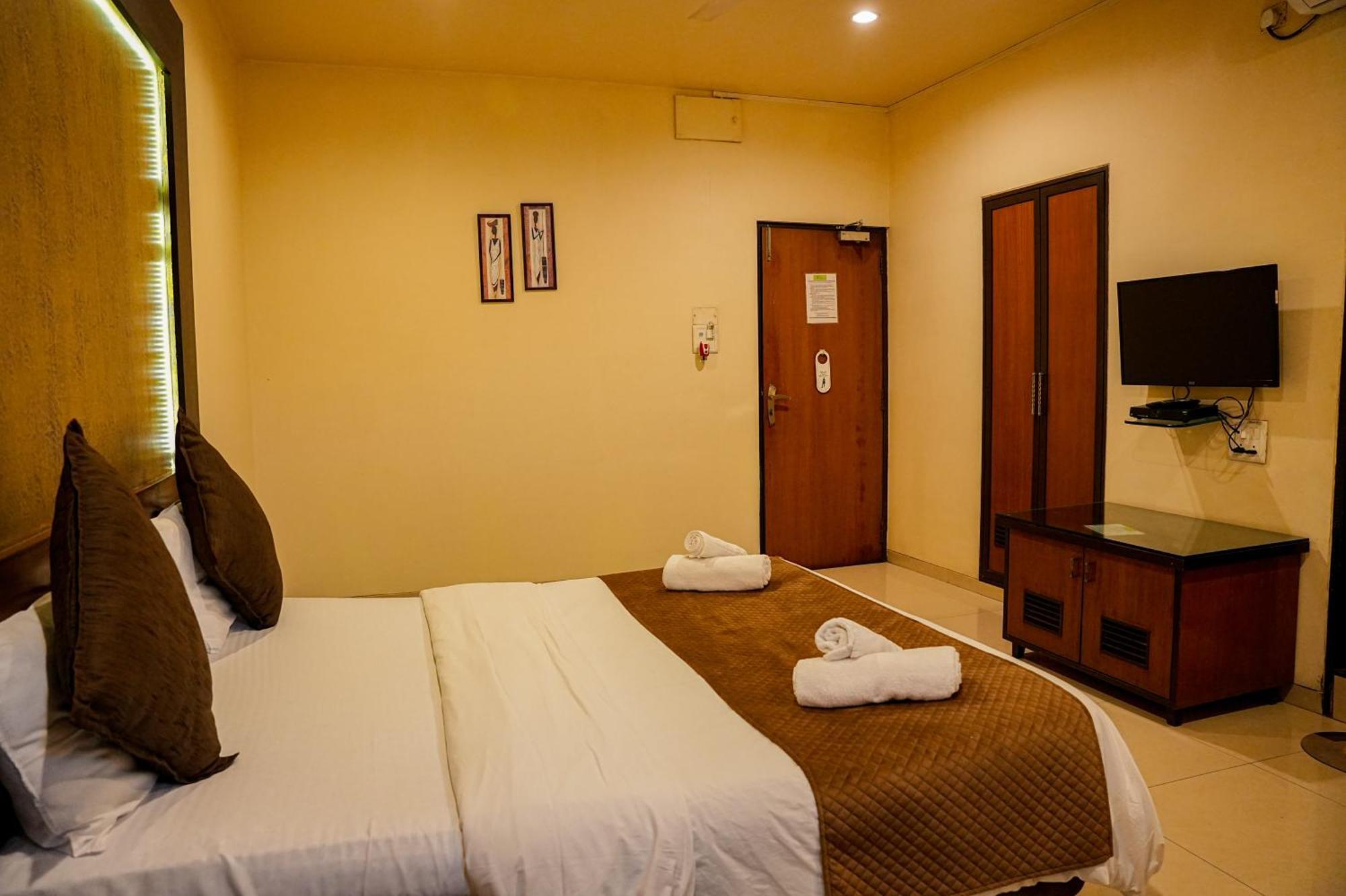 Hotel Viva Inn Yerandwane Экстерьер фото