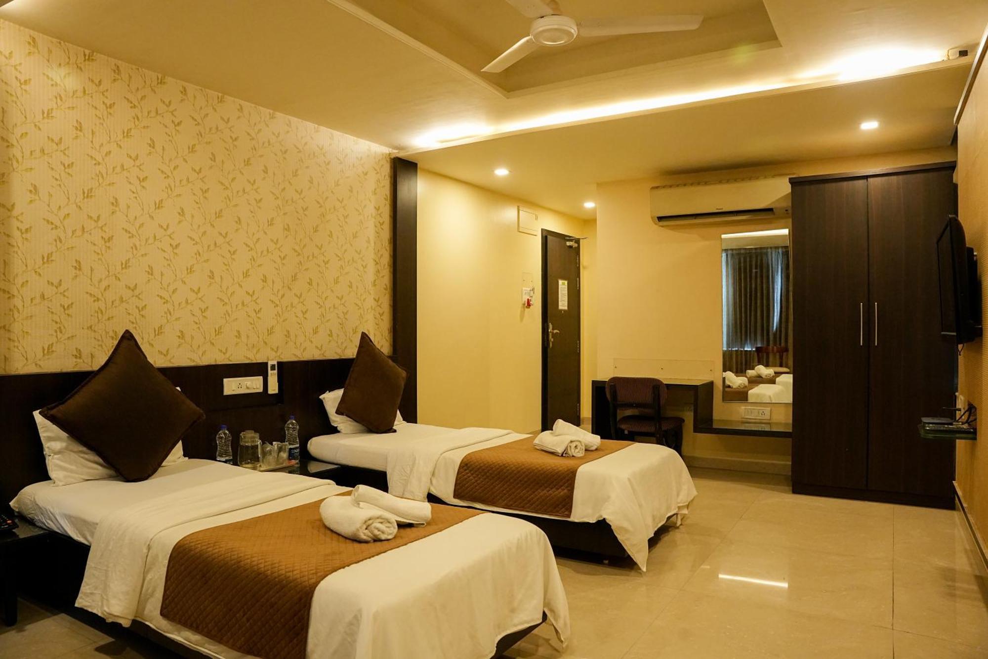 Hotel Viva Inn Yerandwane Экстерьер фото