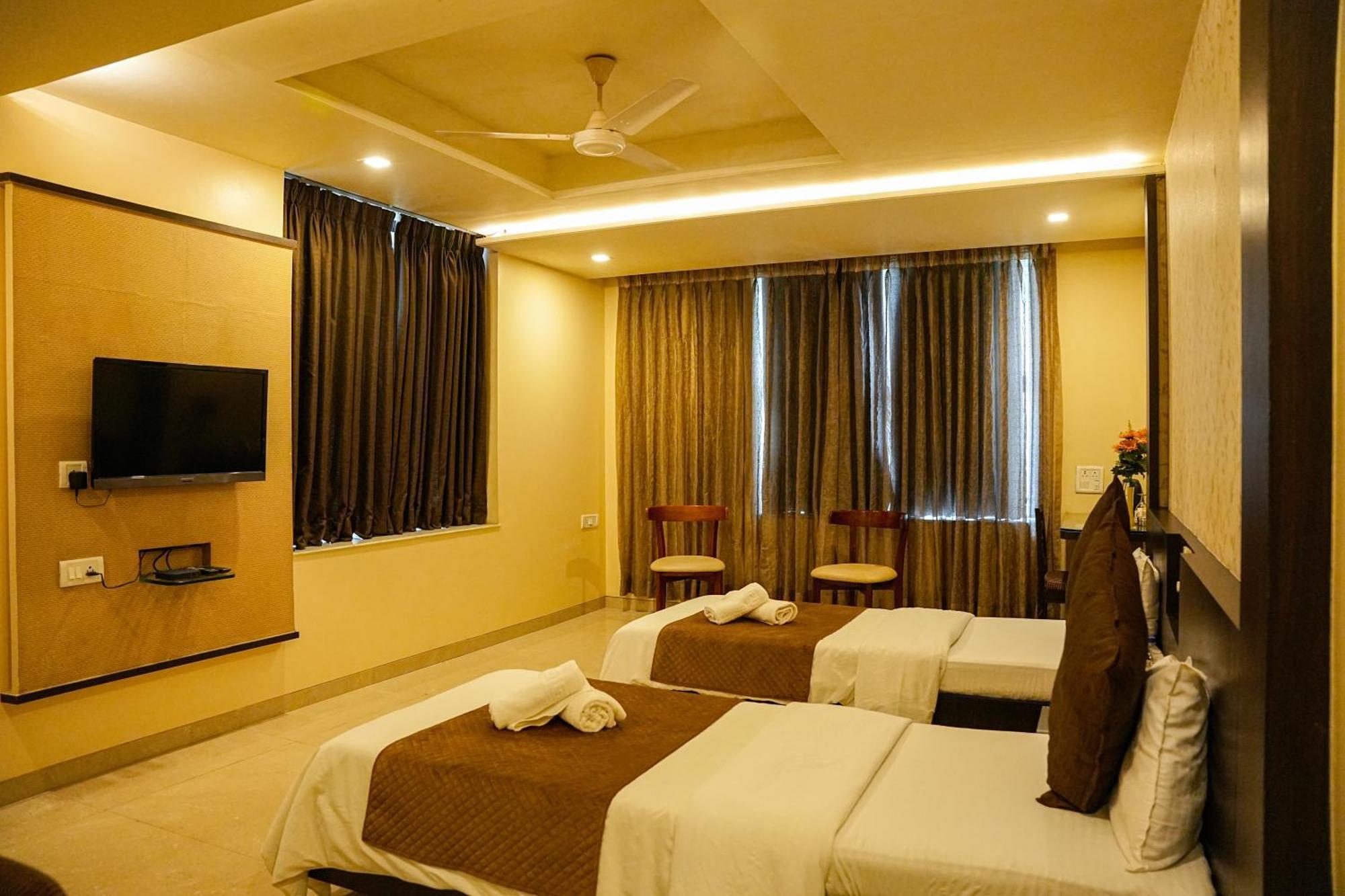 Hotel Viva Inn Yerandwane Экстерьер фото