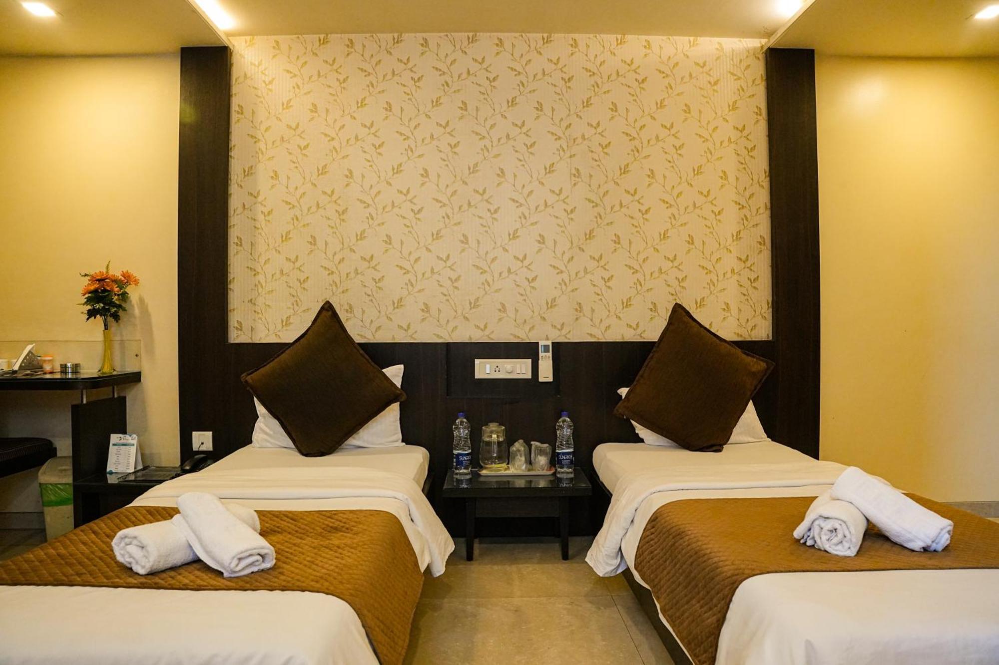 Hotel Viva Inn Yerandwane Экстерьер фото